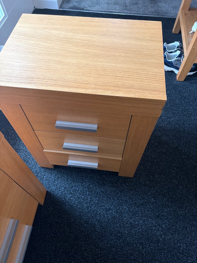 Bedside Cabinets 