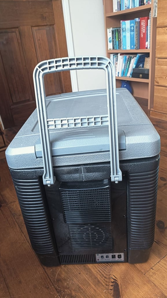 Electriq 45l Portable Coolbox with Wheels in Black (never been used) 