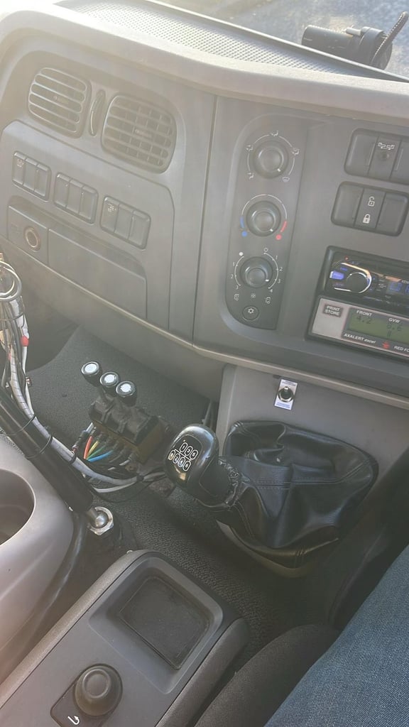 2015 (65) LEYLAND DAF LF220 HOOKLOADER. ENCLOSED BODY. 18 TON GVW. EURO 6. 