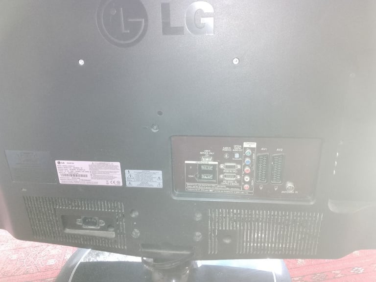 LG 32inch TV (and remote)
