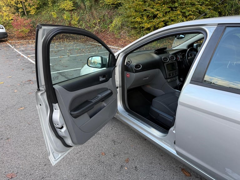 2010 Ford Focus 2.0 Titanium 5dr HATCHBACK PETROL Manual