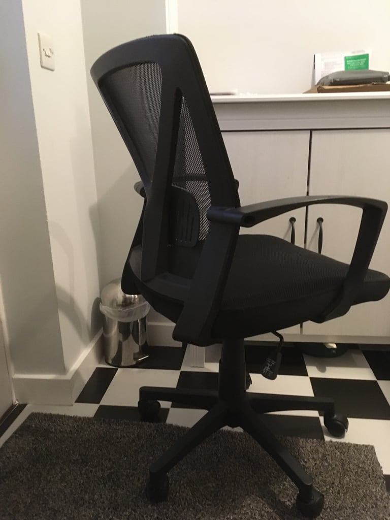 BLACK MESH OFFICE/DESK CHAIR 