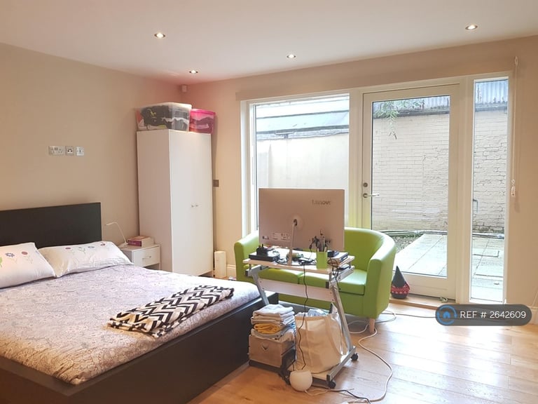 Studio flat in Ferdinand Street, London, NW1 (#2642609)