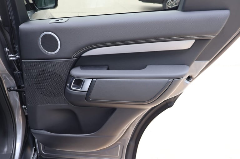 2025 Land Rover Discovery 2025 COMMERCIAL DYNAMIC HSE STYLED BY SEEKER WITH A REAR SEAT CONVERSIO...