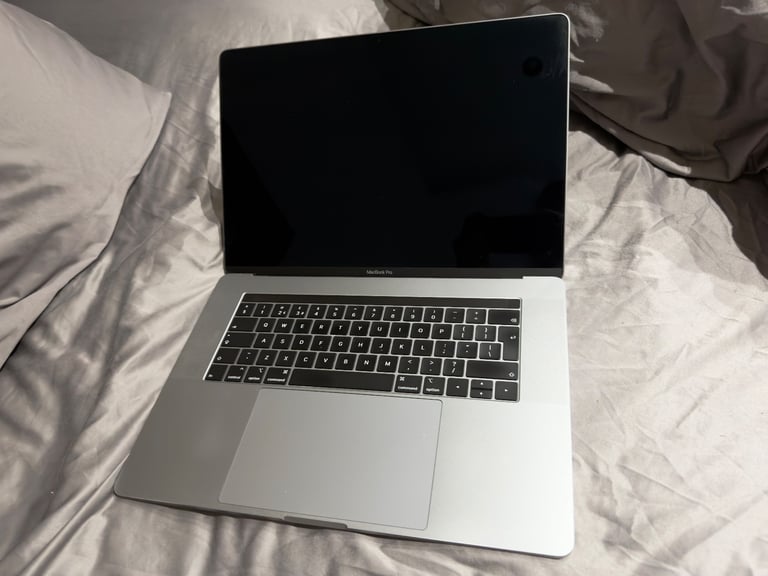 CAN HAND DELIVER, MACBOOK PRO 2019 15 INCH LAPTOP, I7,512 GB 16GB RAM SPACE GREY,FULL WORKING ORDER
