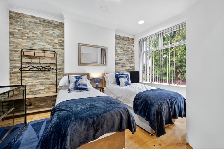 36 Nevile Rd - 4-BR House with Free Street Parking and Wi-Fi