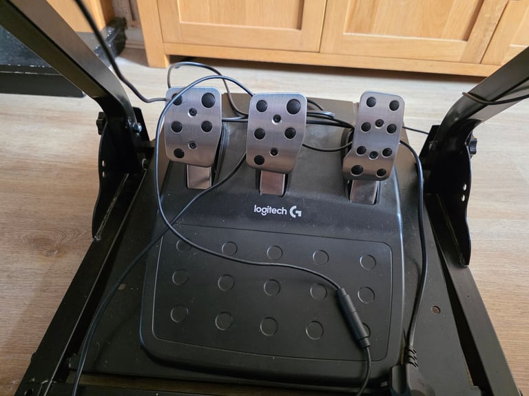 Logitec g920 with shifter pedals and stand 