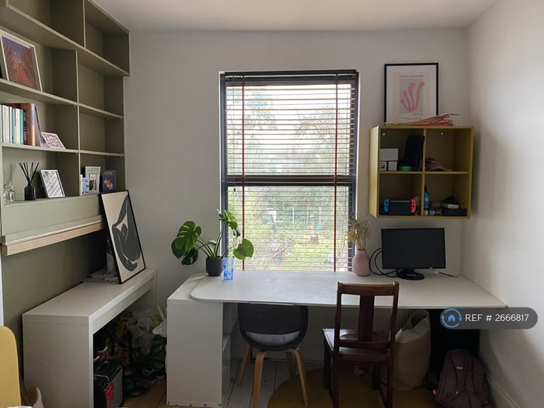 3 bedroom flat in Haringey, London, N4 (3 bed) (#2666817)