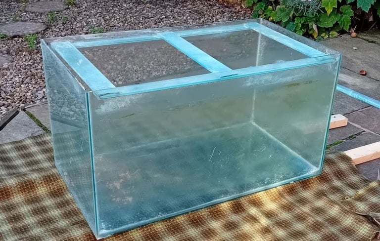 Large fish tank, with external filter, light and heater and 2 acylic sheet covers 200l.