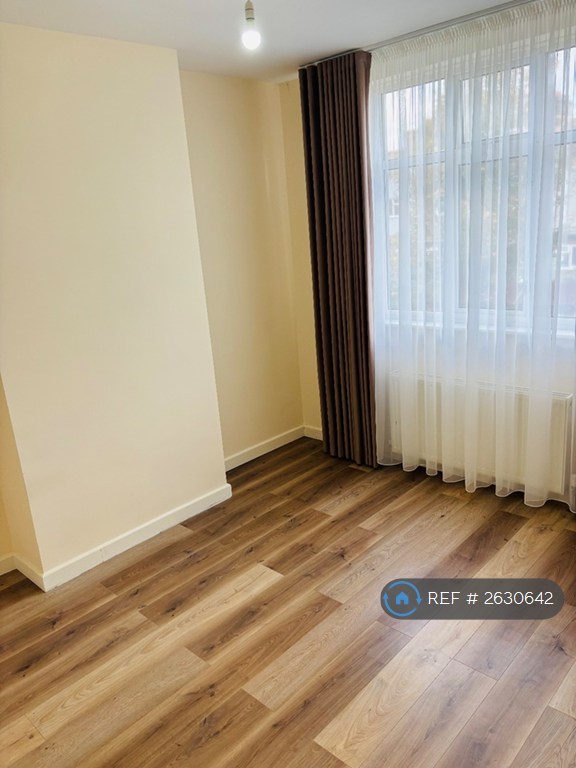 3 bedroom house in Kimberley Avenue, London, E6 (3 bed) (#2630642)