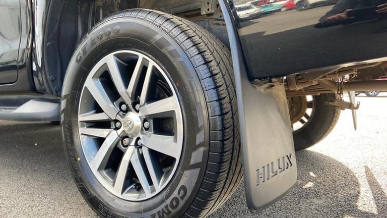2019 Toyota Hilux 2.4 D-4D Invincible Pickup Double Cab 4dr Diesel Manual 4WD Euro 6 (s/s) (T Pic...