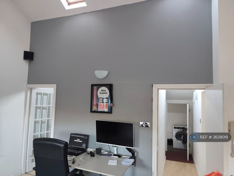 2 bedroom flat in Clare Road, Halifax, HX1 (2 bed) (#2639019)