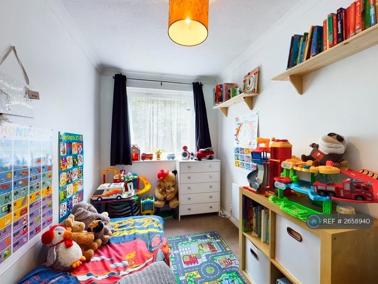2 bedroom flat in Windsor Drive, High Wycombe, HP13 (2 bed) (#2658940)