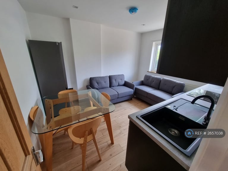 3 bedroom flat in The Ridgeway, London, W3 (3 bed) (#2657038)