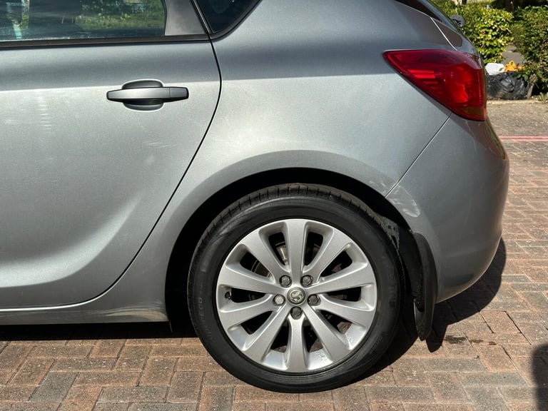 2011 Vauxhall Astra 1.4 16v Exclusiv Euro 5 5dr HATCHBACK Petrol Manual