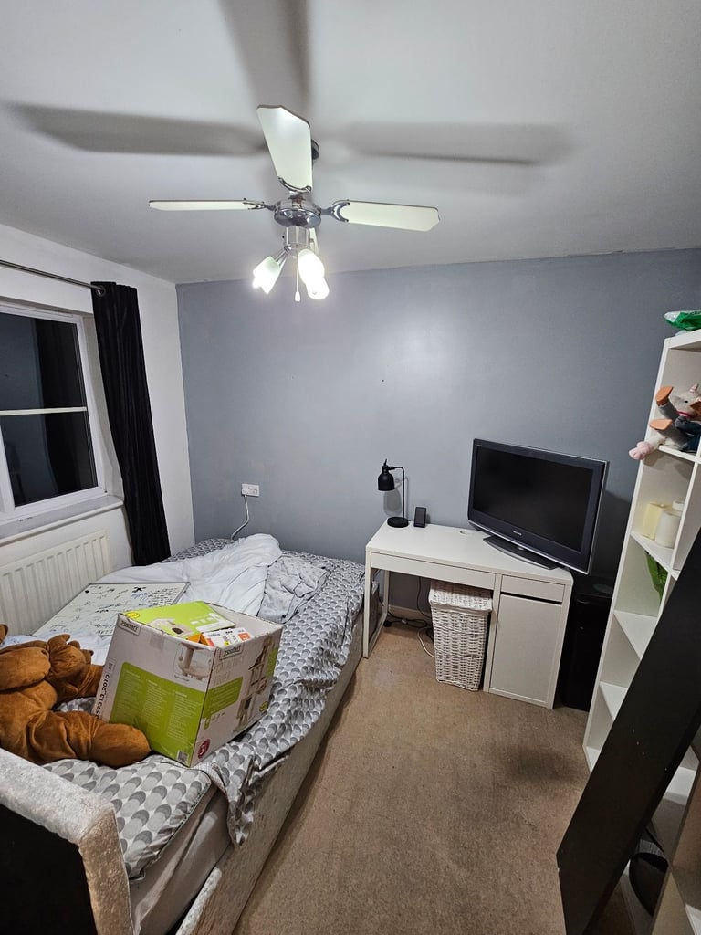 Double room in kingswood available December 1st