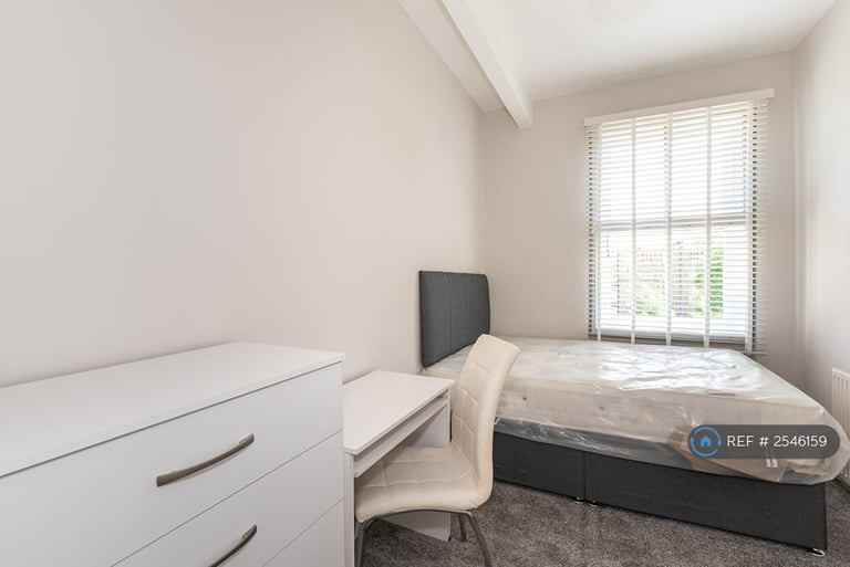 2 bedroom flat in West Cromwell Road, London, SW5 (2 bed) (#2546159)
