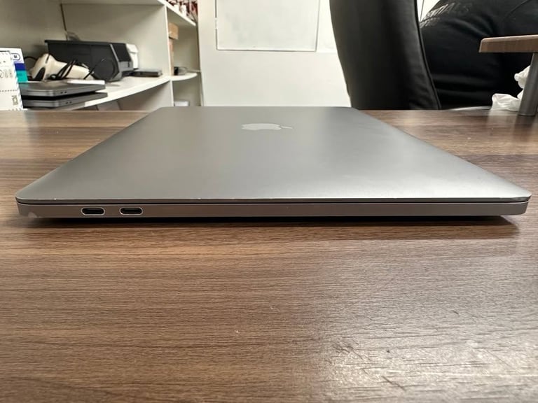 MacBook Pro 13” 2017 Core i5 | 8GB RAM | 256GB SSD