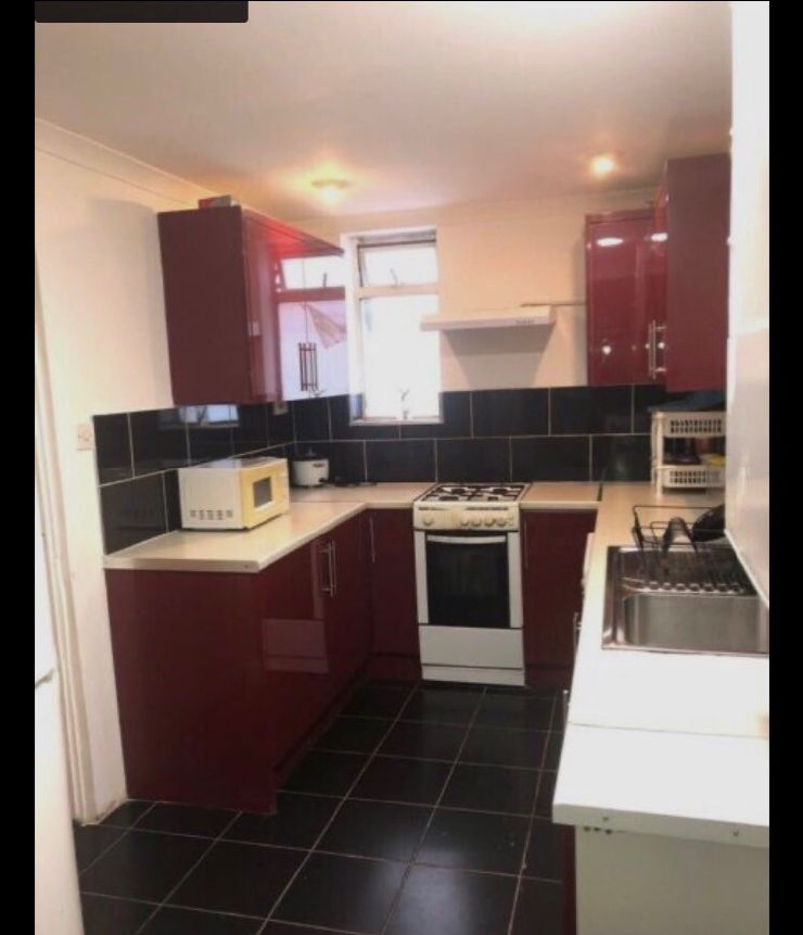 Ensuite Doubleroom available to rent. DSS Working prof couple/single. East Acton W12. £1350 pm Bills