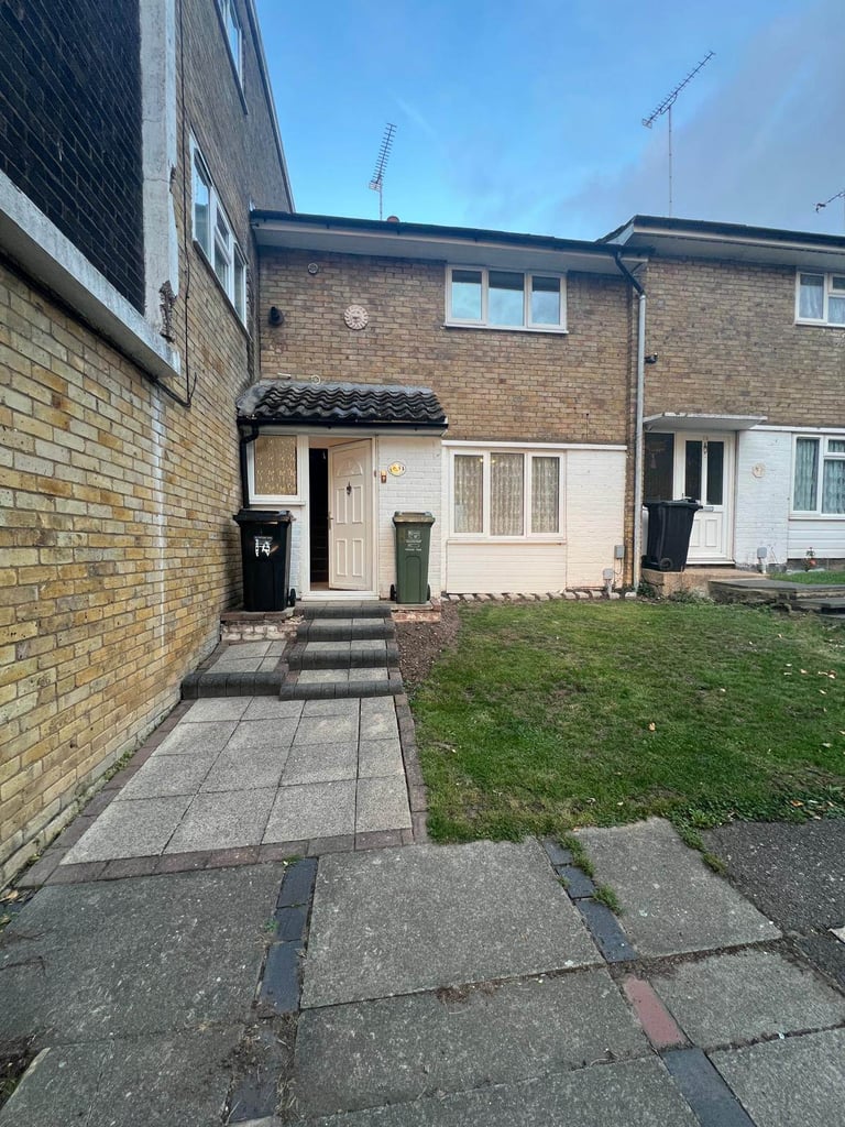 Three Bedroom House for Short to Long Term Rent in Basildon