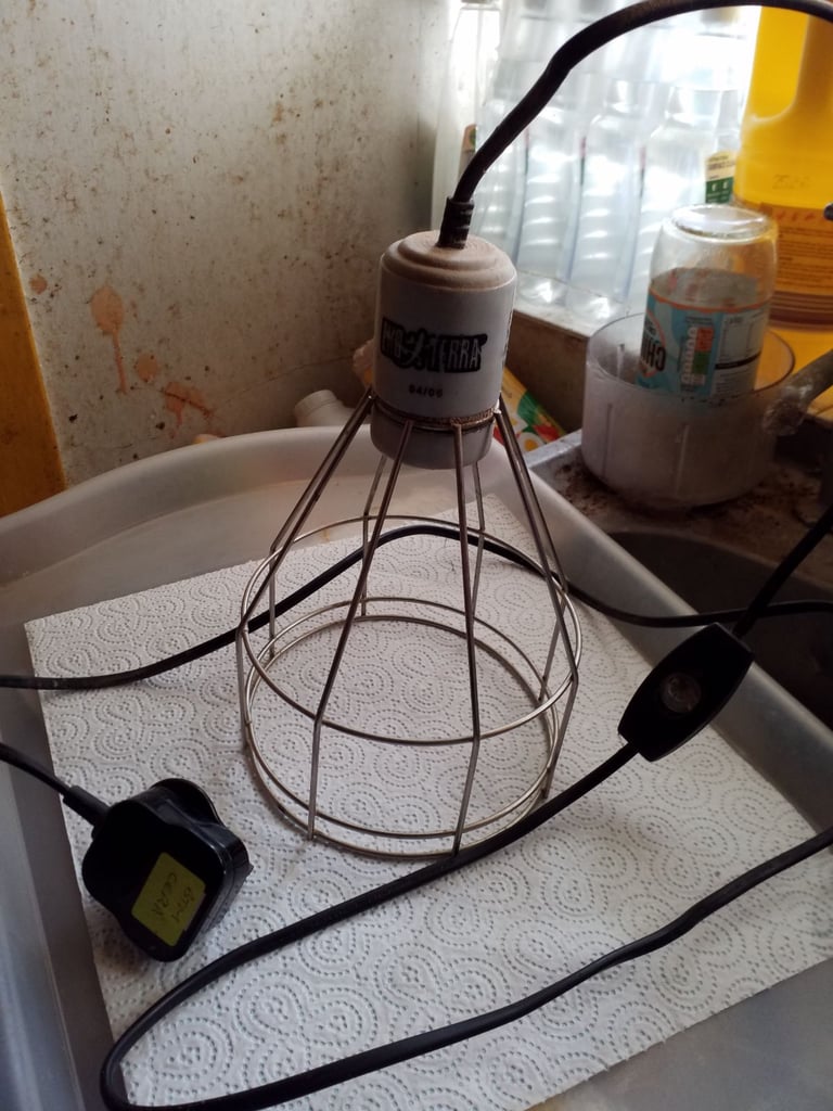 EXO TERRA PORCELAIN WIRE CLAMP LAMP  40W - 150W   NIGHT HEAT.   USED