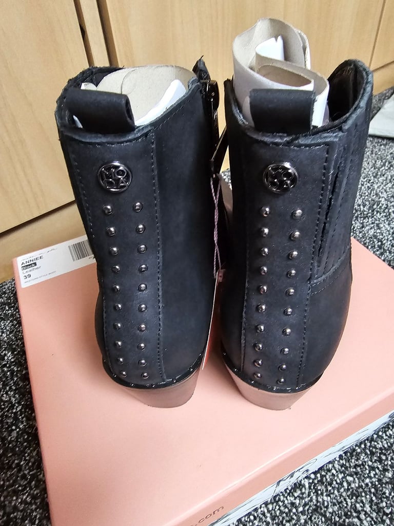 Anniee  black leather western style boot size 6