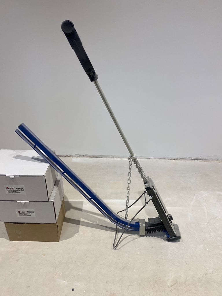 Clip gun for underfloor heating pipes