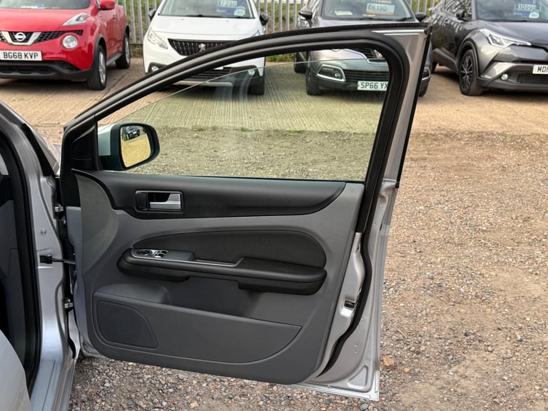 2010 Ford Focus 1.6 Zetec 5dr HATCHBACK Petrol Manual