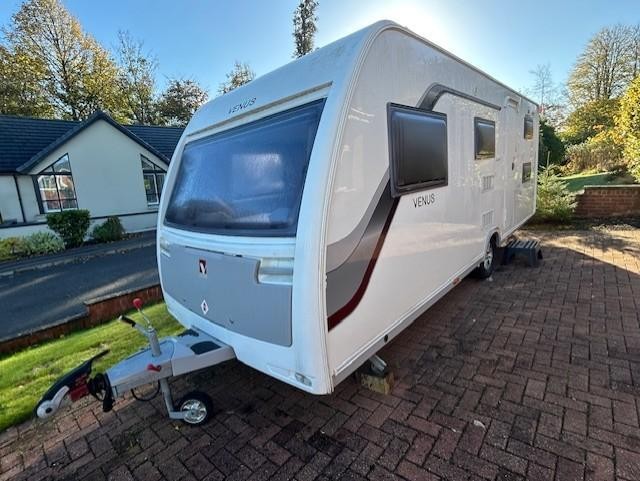 2016 LUNAR VENUS 580 6 BERTH BUNK BEDS CARAVAN