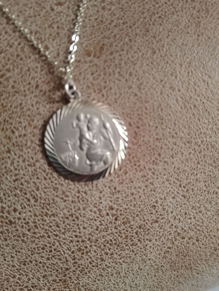 9 CT HALLMARKED GOLD ST CHRISTOPHER ON AN 18 INCH 9 CT CHAIN 
