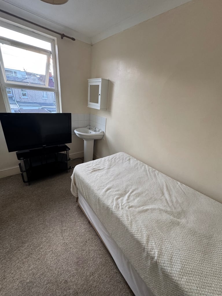 Singe tenancy near train station and High Street