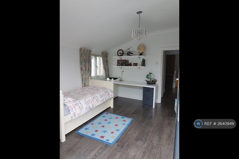 3 bedroom flat in Althea St, London, SW6 (3 bed) (#2640949)