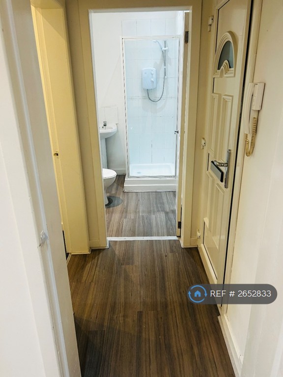 1 bedroom flat in Luggiebank Road, Kirkintilloch, Glasgow, G66 (1 bed) (#2652833)