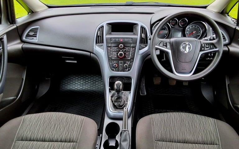 2015 Vauxhall Astra 1.4i 16V Design 5dr HATCHBACK Petrol Manual