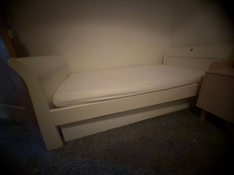 image for Mamas and papas cot bed and changing table with drawers