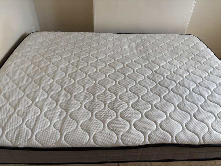 image for Hybrid Memory Foam & Spring Mattress - 4ft6 Double