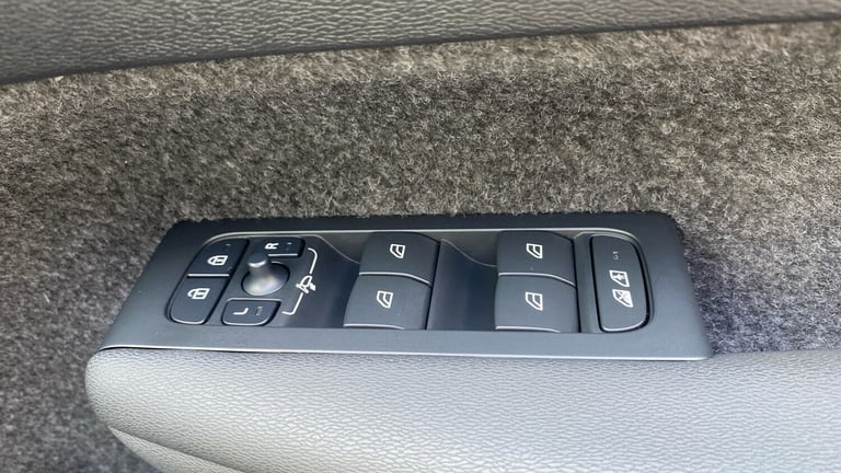 2024 Volvo XC40 2.0 B4P Plus Dark 5dr Auto Petrol Estate Estate Petrol Automatic