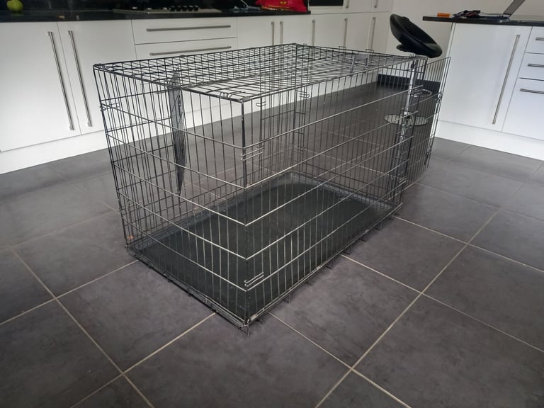 Large dog crate with removable plastic tray