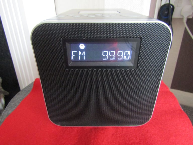 image for A POLAROID MAINS DOCKING SPEAKER SYSTEM. WORKS GREAT!