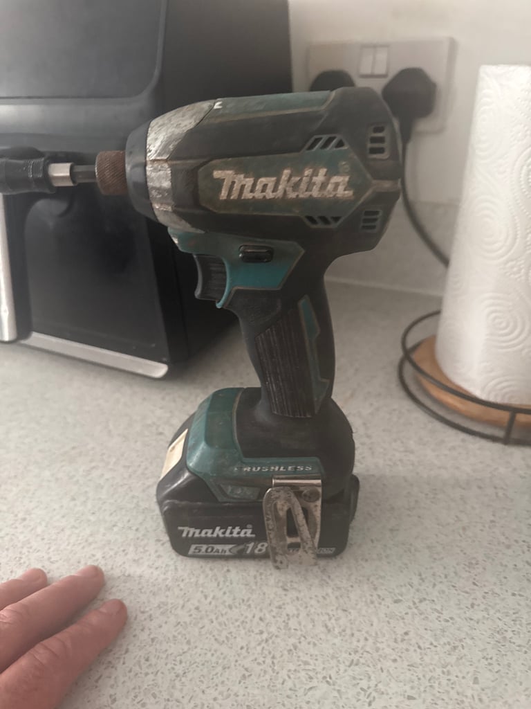 Makita impact drill with 5 amp battery 