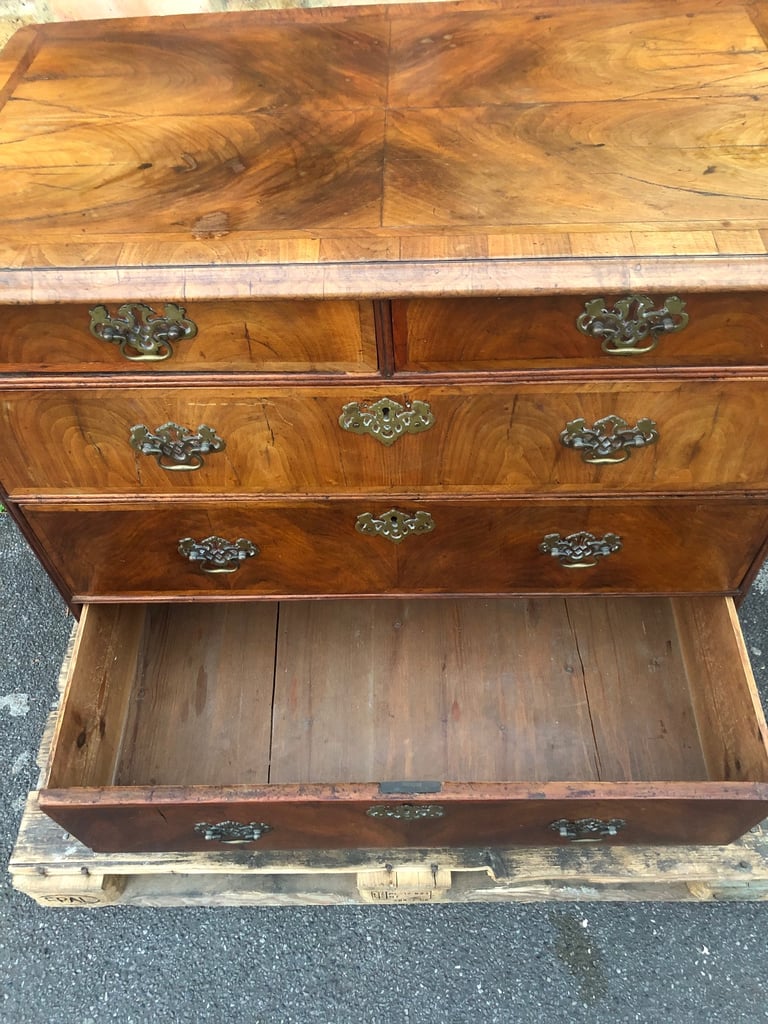 Antique 18th century Queen Ann Walnut chest of drawers 