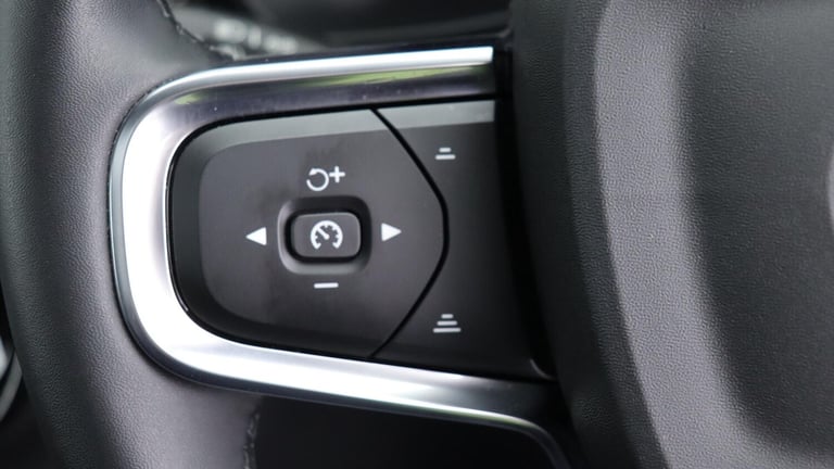 2025 Volvo XC40 B4 (P) Ultra Dark (Sunroof, Pilot Assist, 21' Alloys, BLIS) ESTATE Petrol/Electri...