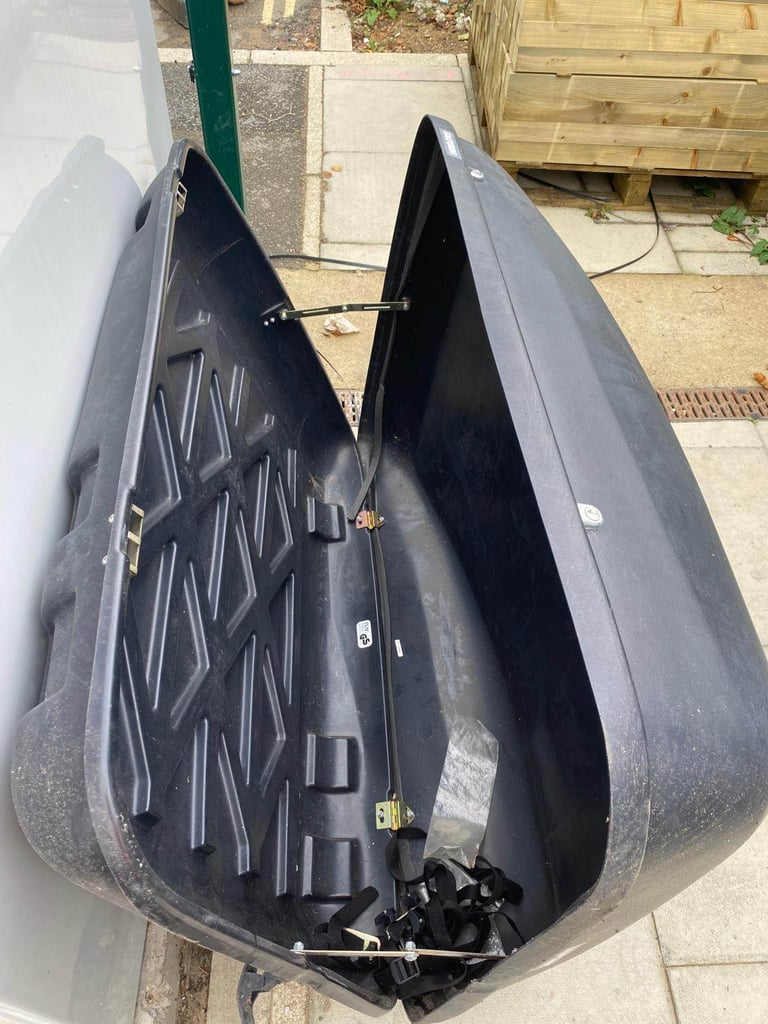 image for Halfords 320L car roof box