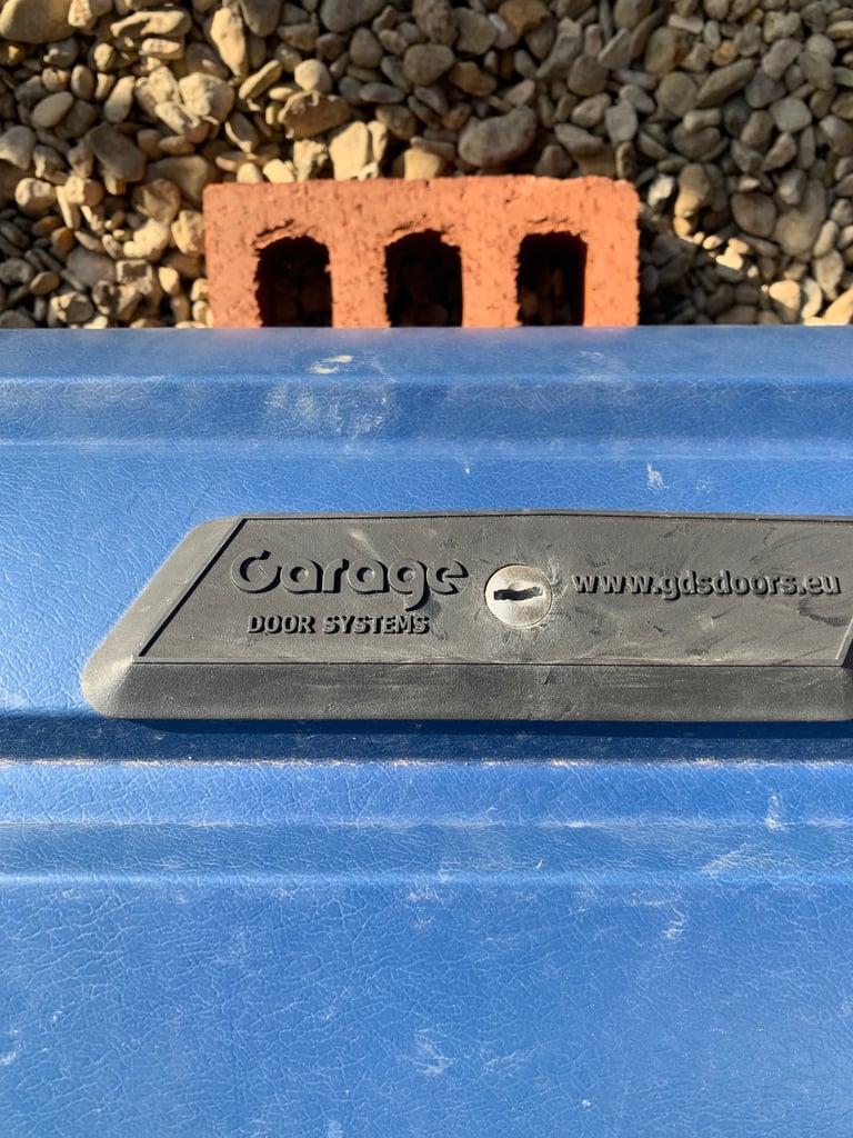 Roller garage door manual opening 