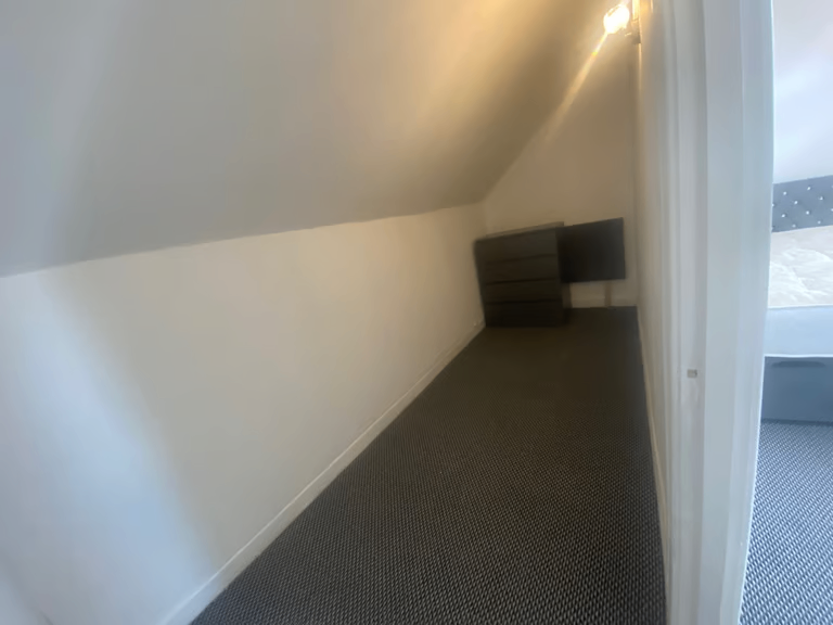Spacious 1-Bed Flat for Rent – LS9 8PQ
