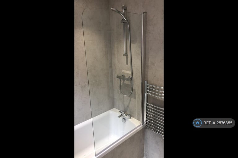 2 bedroom flat in Chaucer Road, Ashford, TW15 (2 bed) (#2676365)