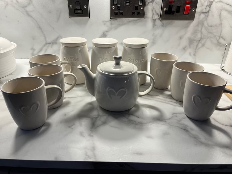 image for Tea, coffee, sugar, teapot and 6 mugs