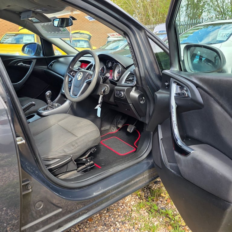 VAUXHALL ASTRA J DESIGN FACELIFT MODEL 1.7 DIESEL 110 BHP YEAR 2014 £20 ROAD TAX PER YEAR HPI CLEAR!