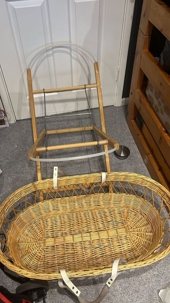 Wicker baby basket with stand