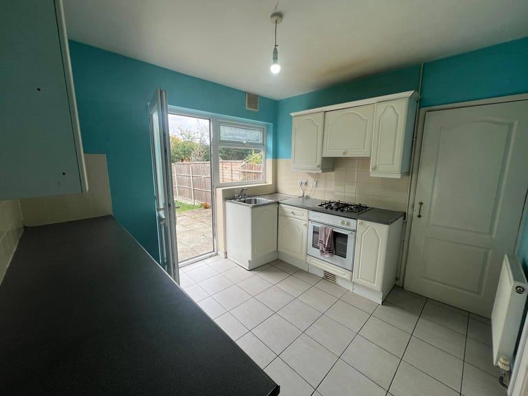 THREE BEDROOM HOUSE TO RENT ** EXCELLENT TRANSPORT LINKS VIA WARWICK ROAD AND STRATFORD ROAD ** 